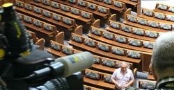 У Верховній Раді почали прикріплення нових іменних табличок нардепів - рис. 10