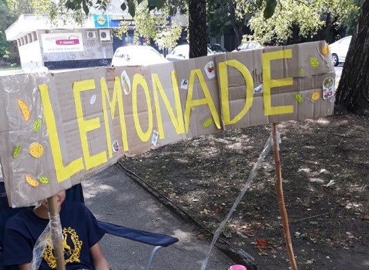 «Дитячий бізнес»: у Дніпрі маленька дівчинка продає саморобний лимонад - рис. 1