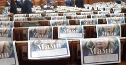 Фотопроєкт «Мами»: у Верховній Раді на депутатських кріслах з'явилися фото матерів загиблих воїнів - рис. 20