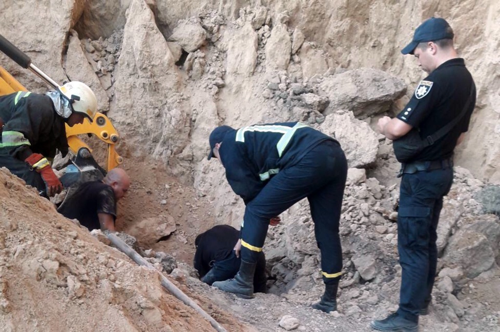 У Дніпрі врятували чоловіка з-під завалу глини - рис. 1