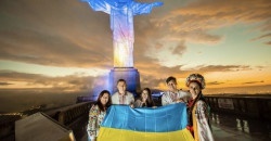 Статуя Христа-Спасителя в Ріо засвітилася жовто-синіми кольорами - рис. 5