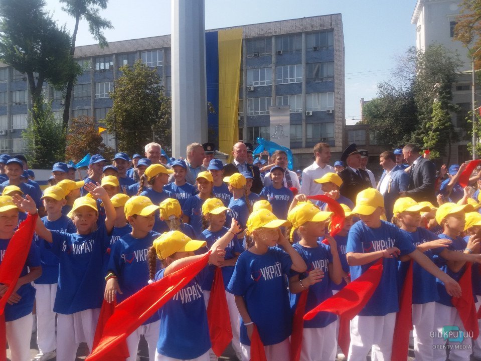 У Дніпрі під час промови Зеленського дівчинка втратила свідомість - рис. 4