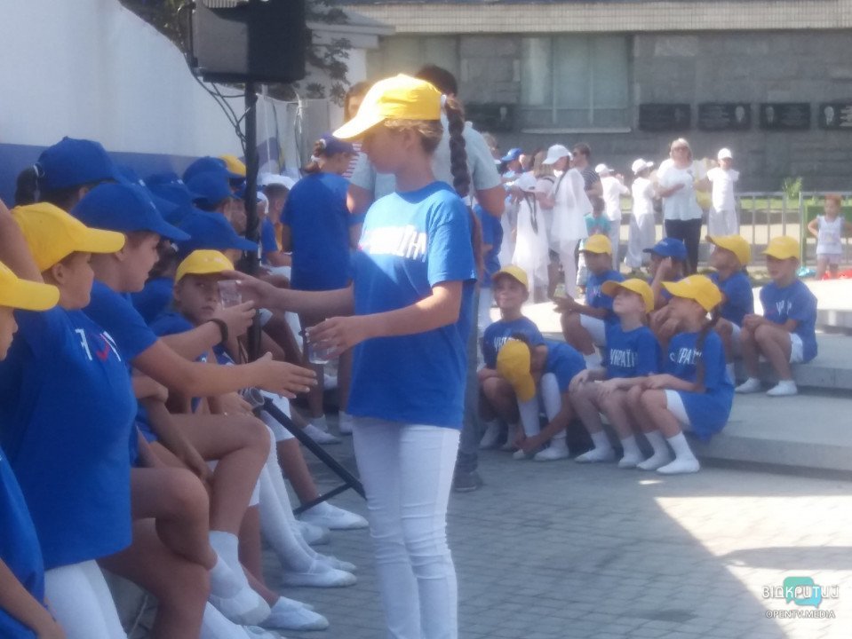 У Дніпрі під час промови Зеленського дівчинка втратила свідомість - рис. 1