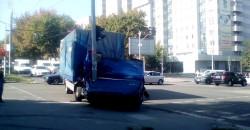 У Дніпрі на проспекті Поля вантажівка з відкритою кабіною врізалася в опору світлофора - рис. 12