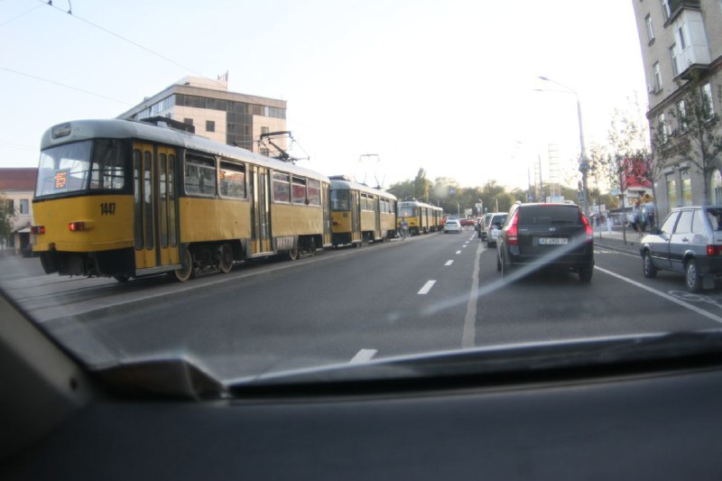 У Дніпрі на вулиці Курчатова позашляховик врізався у трамвай - рис. 1
