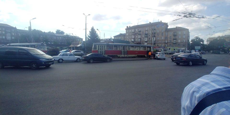 У Дніпрі на площі Старомостова легковик врізався у трамвай - рис. 1