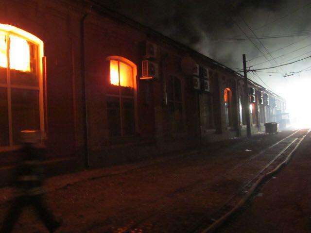 Понад сотня евакуйованих, вісім загиблих: Зеленський прокоментував пожежу в одеському готелі - рис. 1