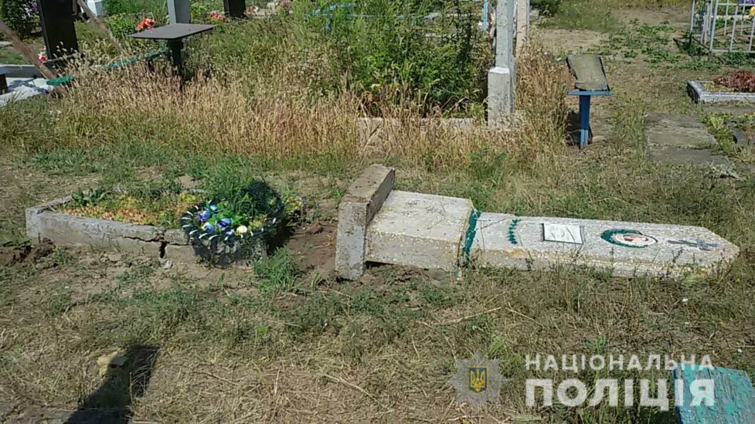 Поліціянти впіймали чоловіка, який зруйнував 12 могил у Дніпропетровській області - рис. 1