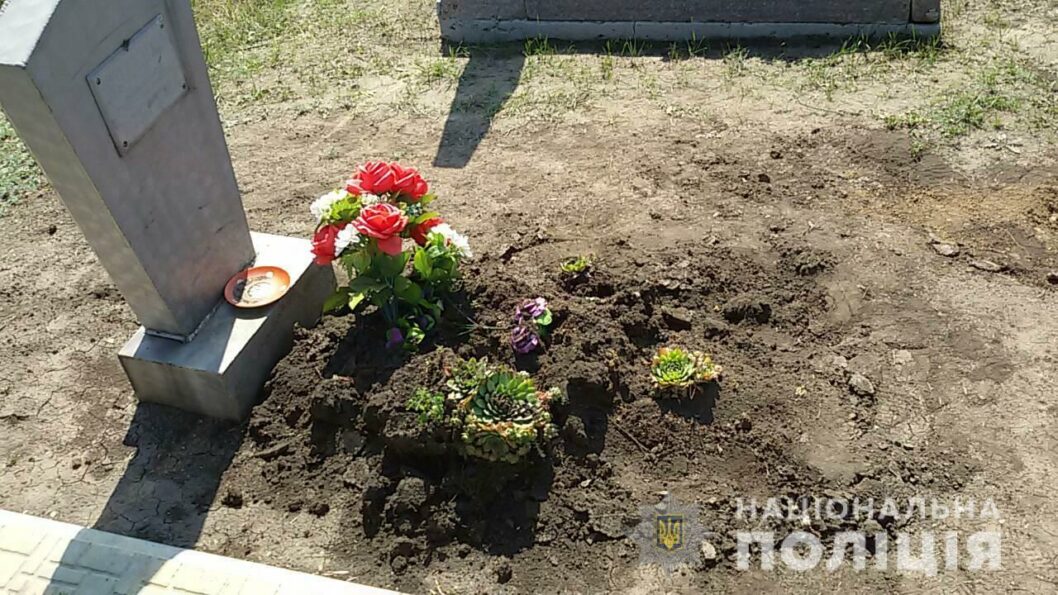 Поліціянти впіймали чоловіка, який зруйнував 12 могил у Дніпропетровській області - рис. 2