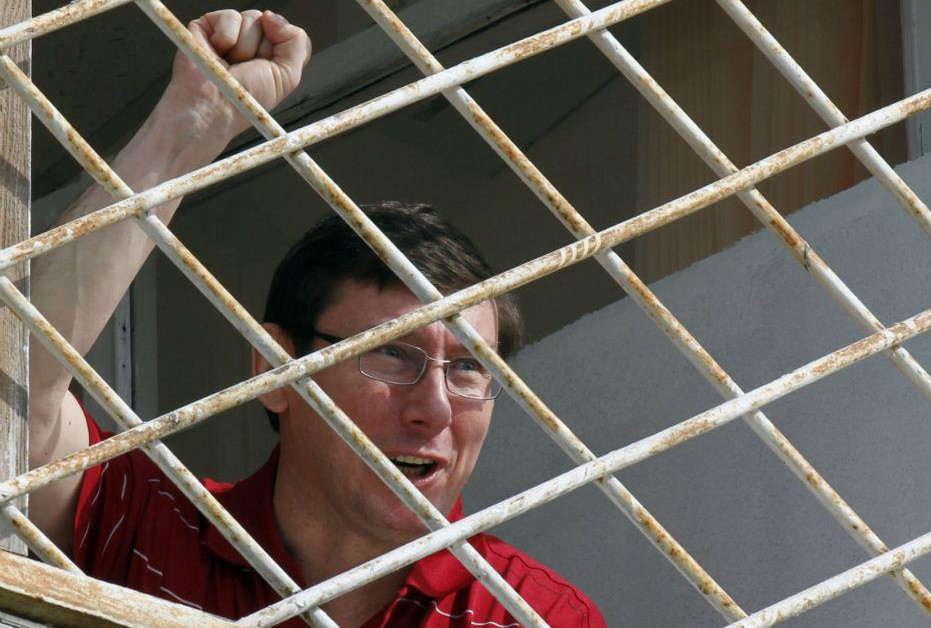 Суд забов'язав НАБУ порушити справу проти Луценко - рис. 1