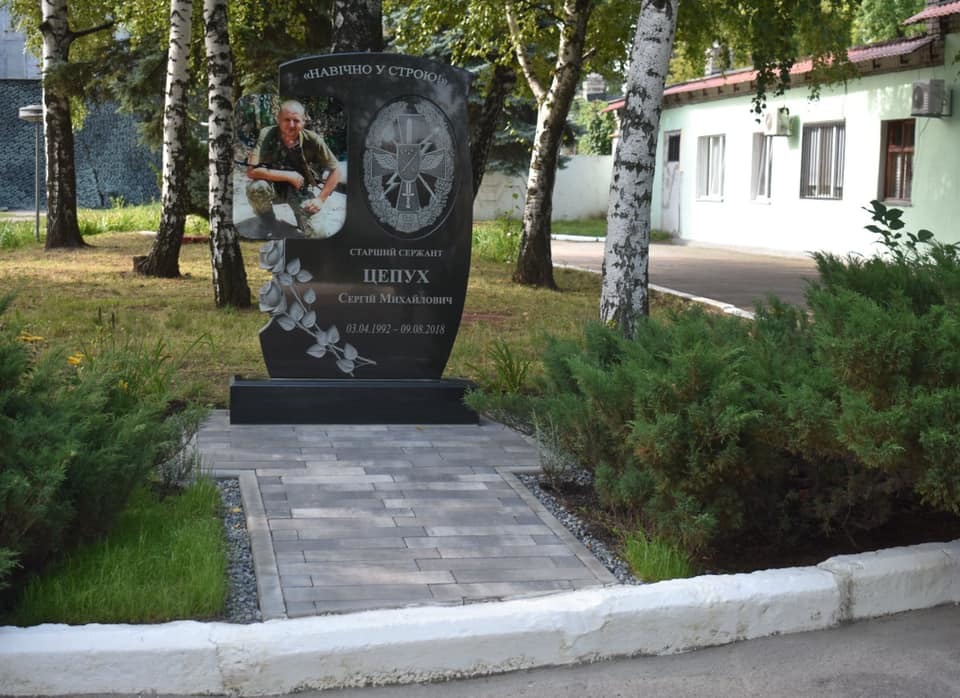 «Герої залишаються навічно»: у Дніпрі відкрили пам'ятник бійцю, який загинув у зоні ООС - рис. 1