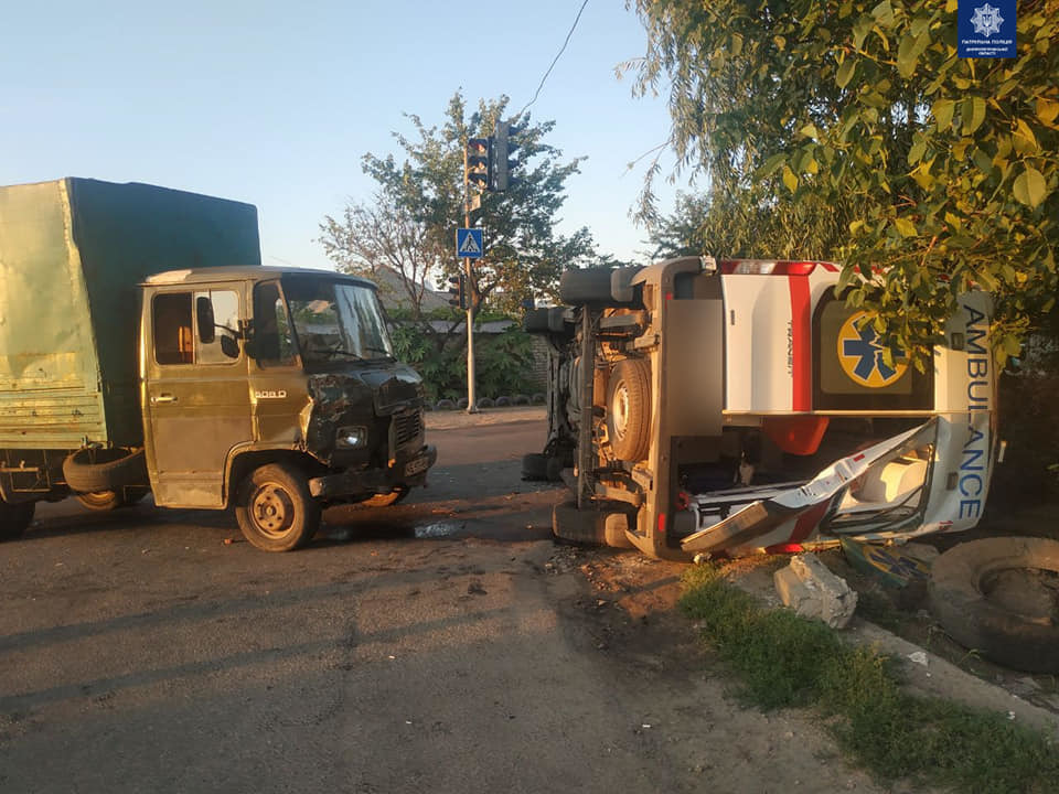 У Дніпрі автомобіль «швидкої» влетів у вантажівку: постраждало п'ятеро людей - рис. 1