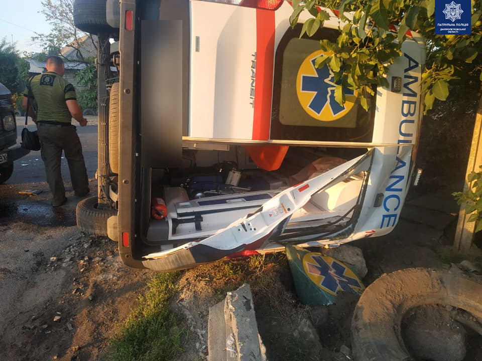 У Дніпрі автомобіль «швидкої» влетів у вантажівку: постраждало п'ятеро людей - рис. 2