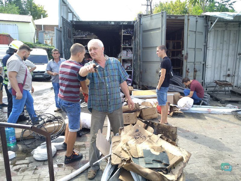 На Курчатовському ринку сталася пожежа на складах - рис. 1