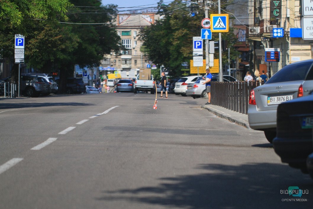Водіїв застерегли палицею: у центрі Дніпра утворилася яма на дорозі - рис. 1