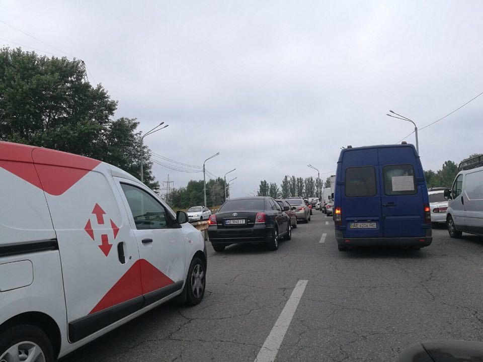 Утро начинается не с кофе: Днепр с самого утра стоит в пробках - рис. 1