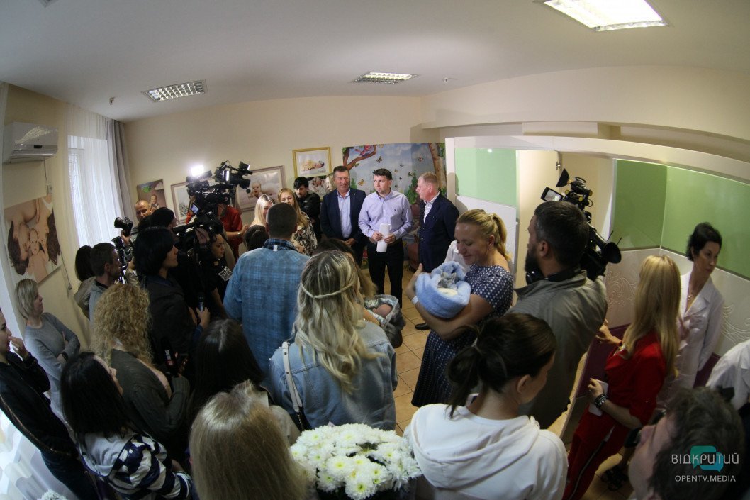 Секретарь горсовета Днепра поздравил детей, родившихся в День города, и их родителей - рис. 2
