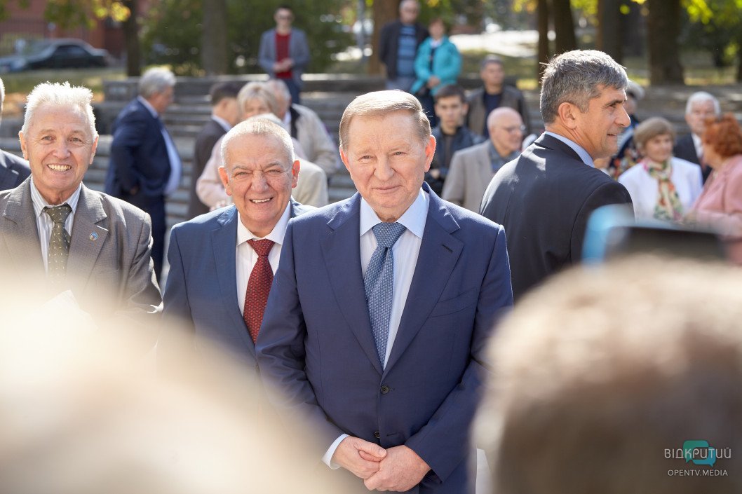 Как в Днепре экс-президент Кучма общался со своими сокурсниками: фотоотчет - рис. 6