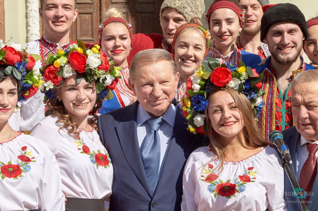 Как в Днепре экс-президент Кучма общался со своими сокурсниками: фотоотчет - рис. 7