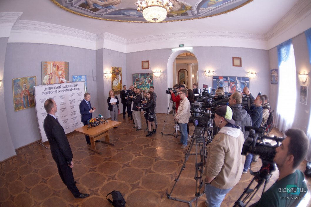 Как в Днепре экс-президент Кучма общался со своими сокурсниками: фотоотчет - рис. 12