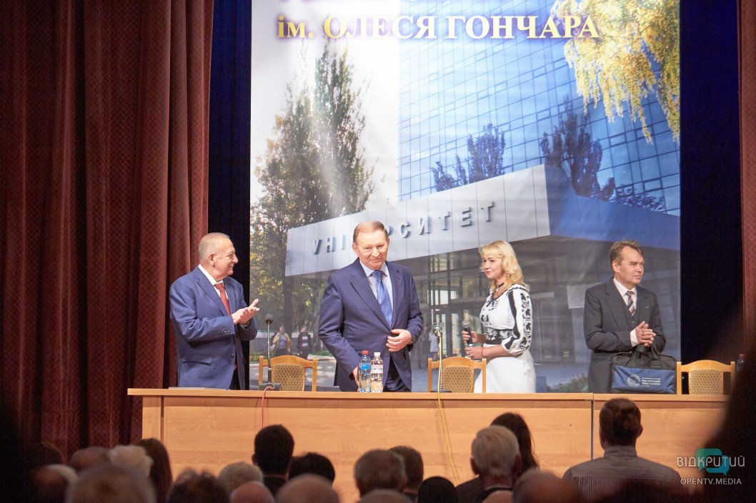 Как в Днепре экс-президент Кучма общался со своими сокурсниками: фотоотчет - рис. 13