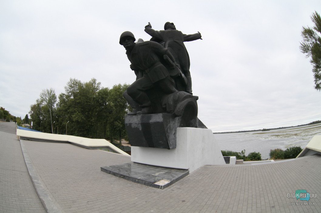 В Днепре на набережной осквернили памятник 152-й дивизии - рис. 1