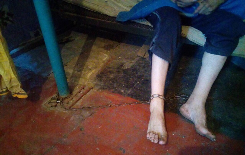 В Днепропетровской области мать держала на цепи взрослого сына с инвалидностью - рис. 1