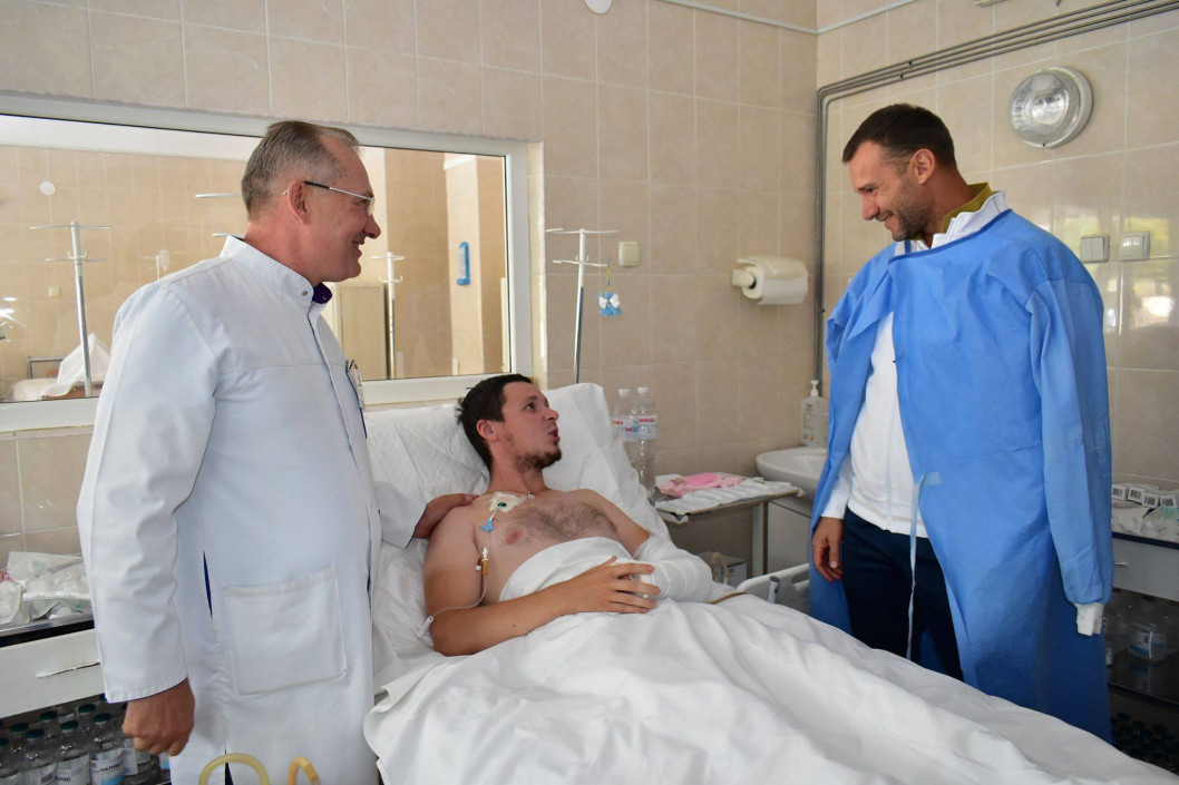 В Днепре главный тренер Национальной сборной по футболу Андрей Шевченко пообщался с ранеными бойцами - рис. 2