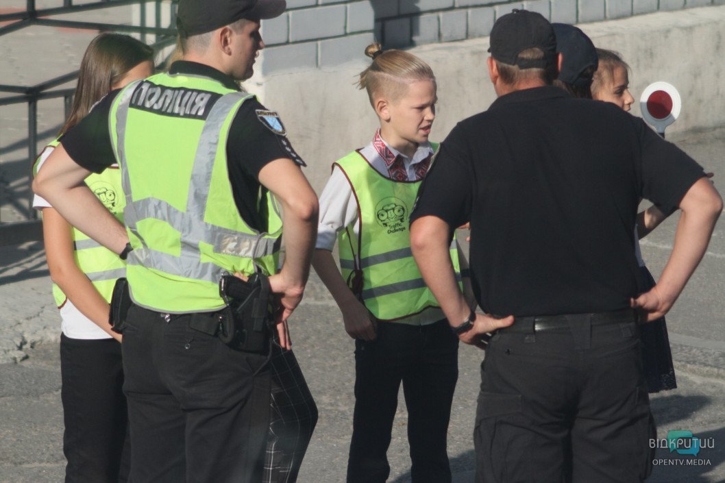 В Днепре дети провели профилактические беседы с нарушителями ПДД возле школы - рис. 3