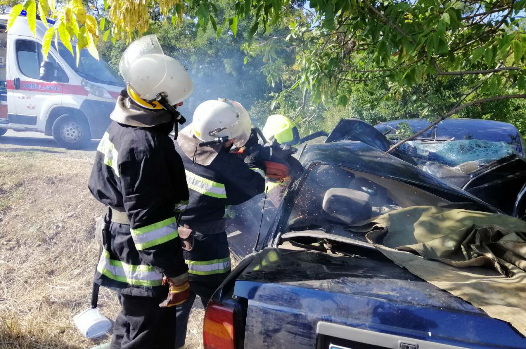 В Днепропетровской области автомобиль врезался в дерево: есть пострадавшие - рис. 1