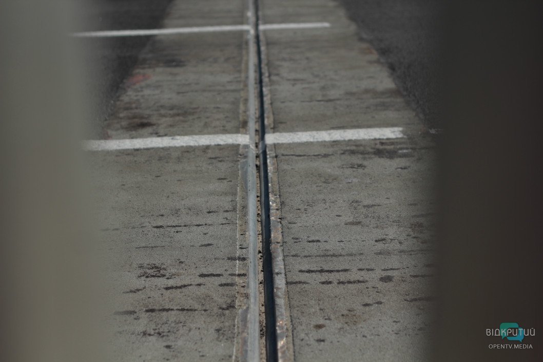 Кроссовки в краске, боль в глазах: прогулка по открытому Новому мосту в Днепре - рис. 15