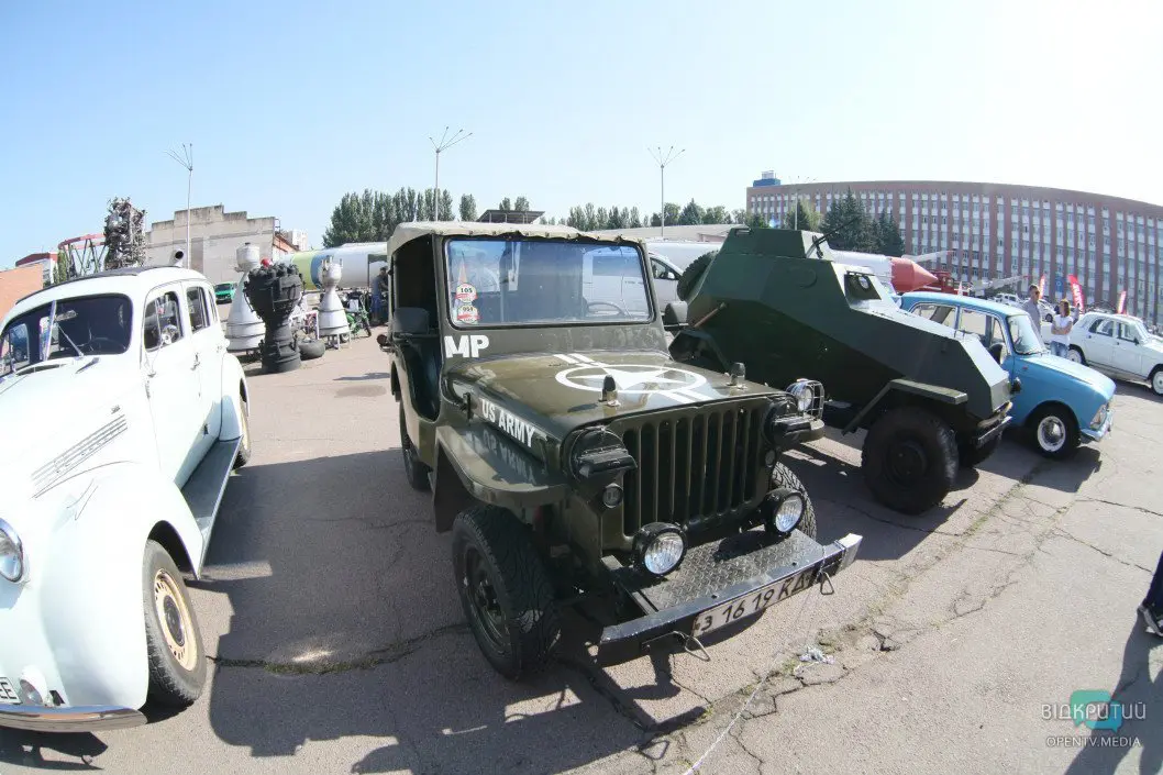 В Днепре проходит масштабная выставка ретро автомобилей «D.A.R.S. 2019» - рис. 11