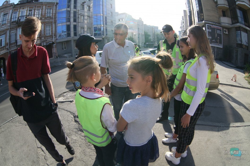 В Днепре дети провели профилактические беседы с нарушителями ПДД возле школы - рис. 4