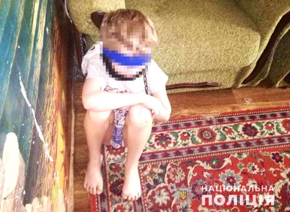 В Днепре женщину-изверга, которая держала ребенка на цепи, посадили в СИЗО - рис. 1