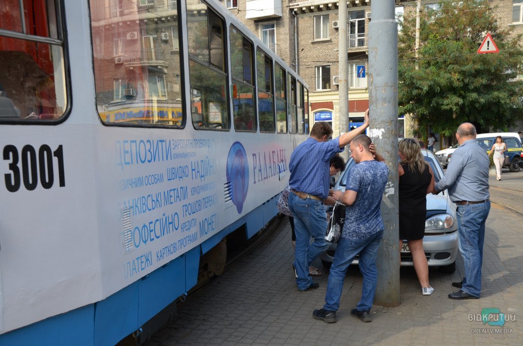 В Днепре трамвай №1 врезался в легковой автомобиль - рис. 2