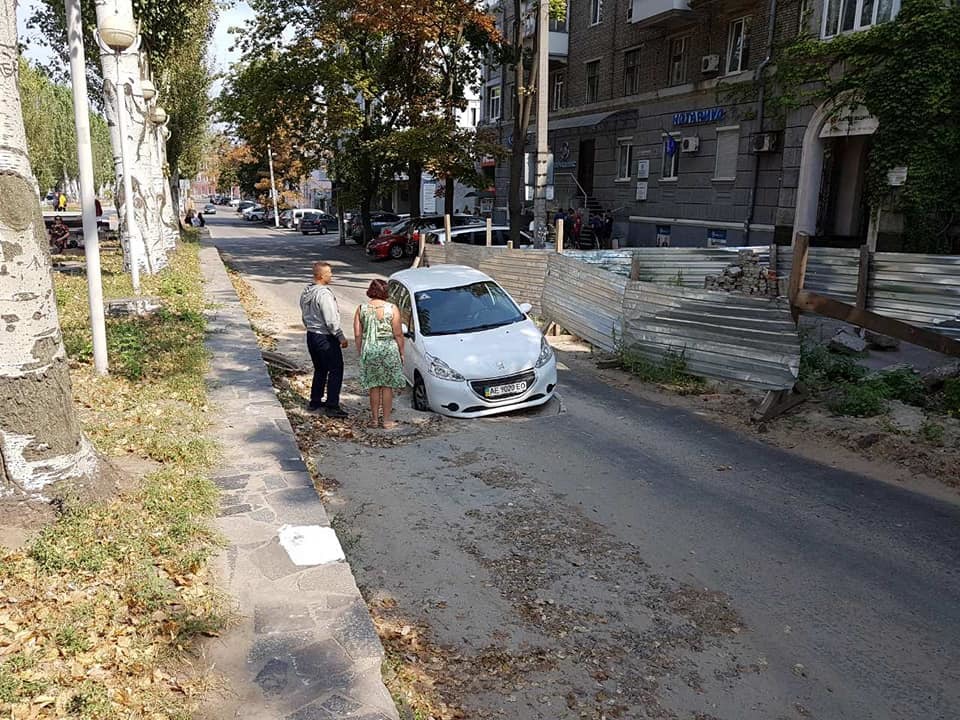 В центре Днепра автомобиль провалился в яму - рис. 1