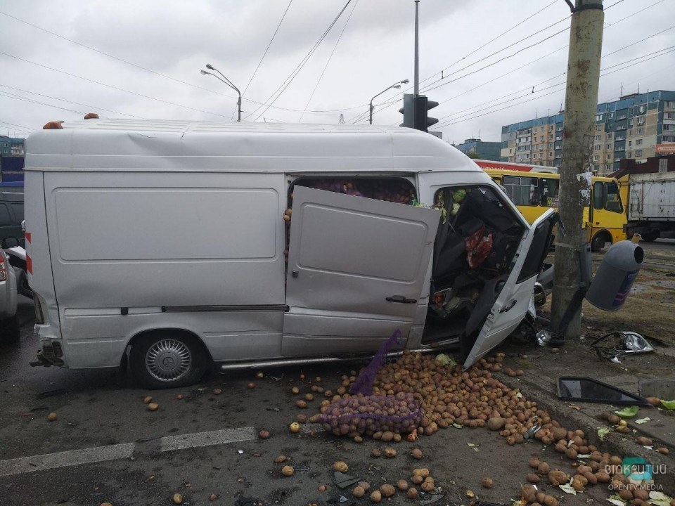 В Днепре столкнулись грузовик с картошкой и легковой автомобиль: есть пострадавшие - рис. 2