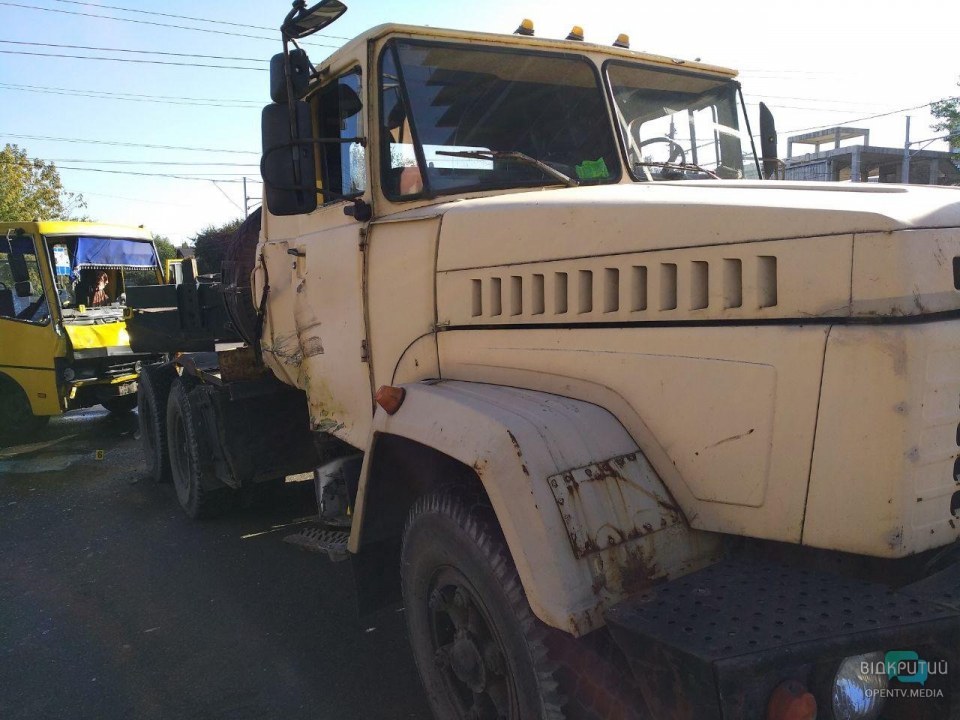 В Днепре маршрутка влетела в грузовик: 11 пострадавших - рис. 3