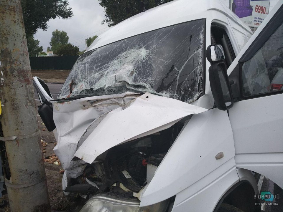 В Днепре столкнулись грузовик с картошкой и легковой автомобиль: есть пострадавшие - рис. 3