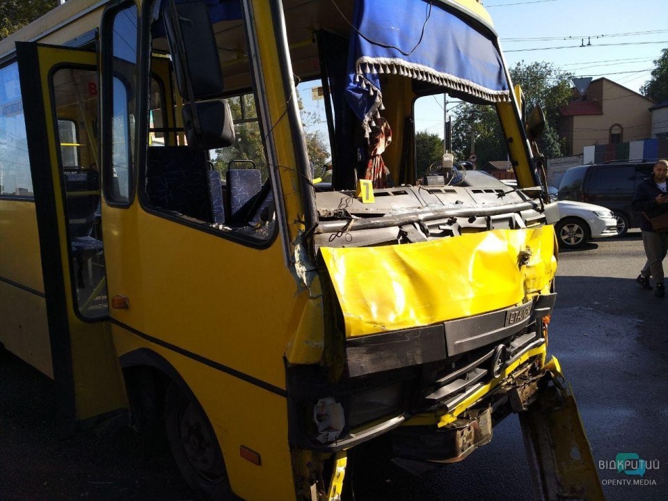 В Днепре маршрутка влетела в грузовик: 11 пострадавших - рис. 4