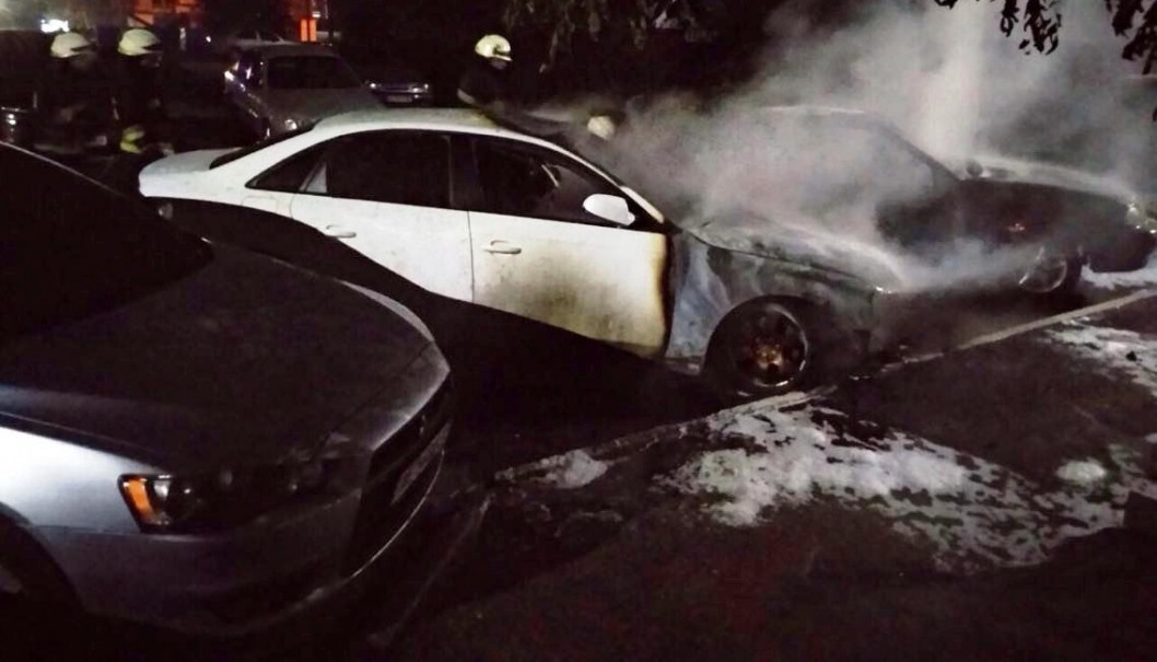 В Днепре ночью на стоянке горели автомобили - рис. 1