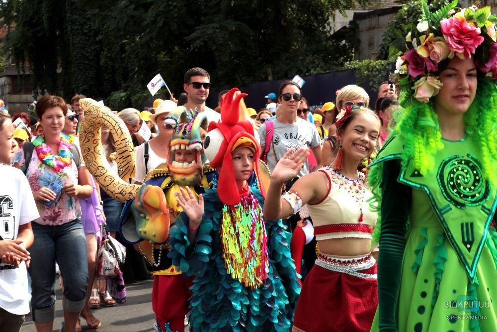 Петушки, великаны и клоуны: в Днепре прошло масштабное карнавальное шествие - рис. 5