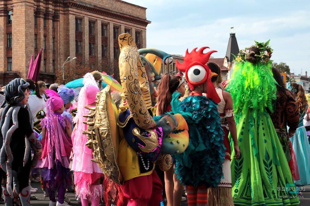 Петушки, великаны и клоуны: в Днепре прошло масштабное карнавальное шествие - рис. 4