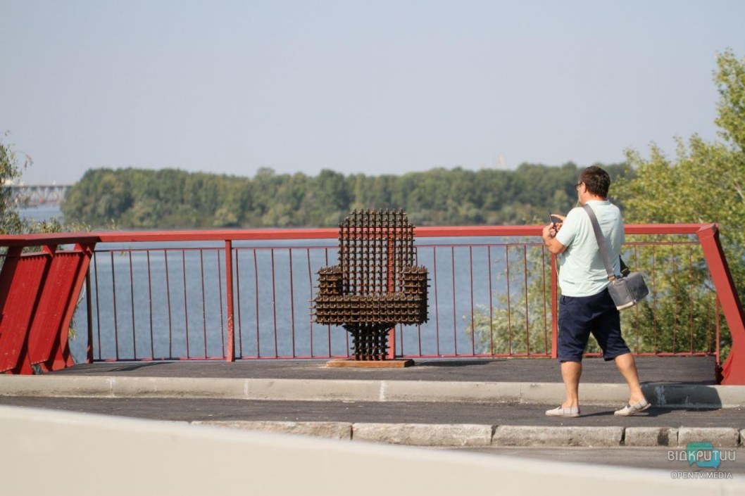 На Новом мосту в Днепре установили «кресло мэра» - рис. 3