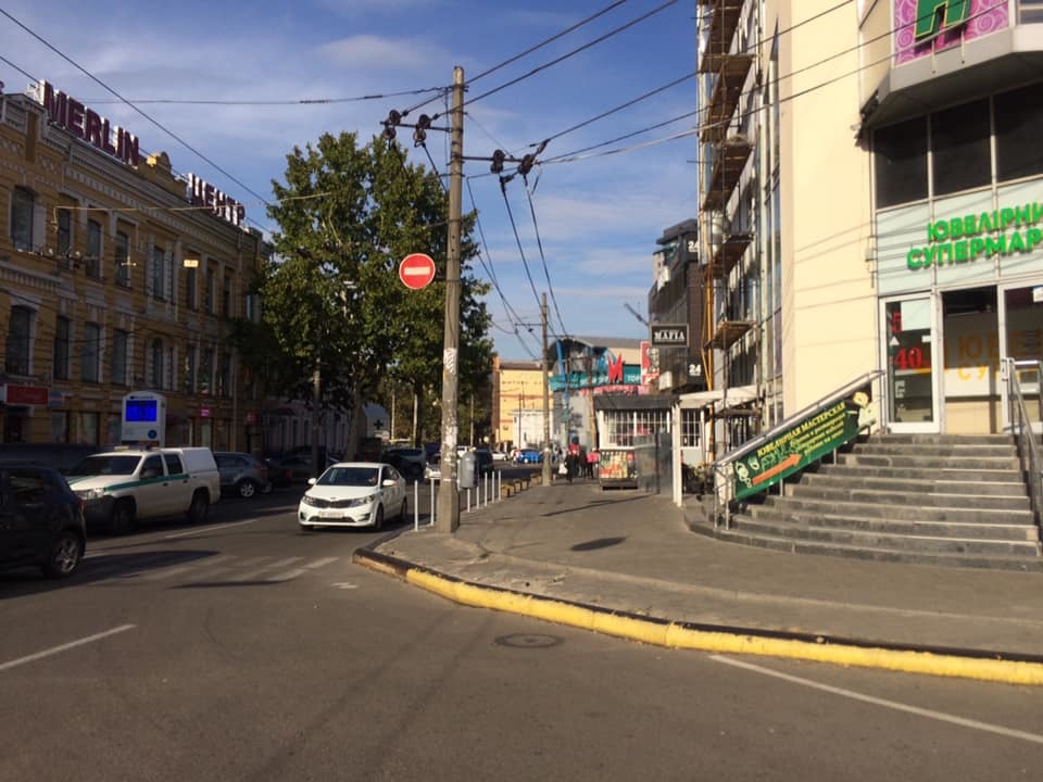 В Днепре освободили еще один тротуар от «паркунов» - рис. 1