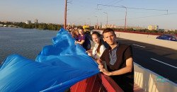 В Днепре на Новом мосту развернули огромный флаг Украины - рис. 10
