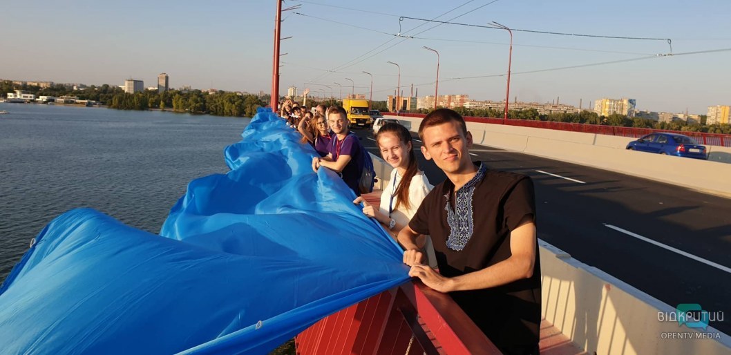 В Днепре на Новом мосту развернули огромный флаг Украины - рис. 3