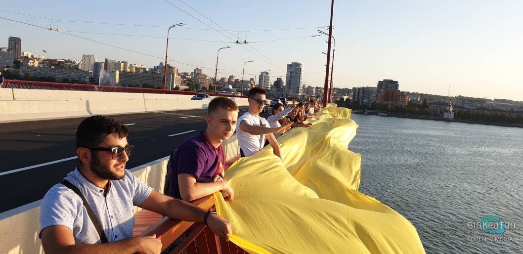 В Днепре на Новом мосту развернули огромный флаг Украины - рис. 2