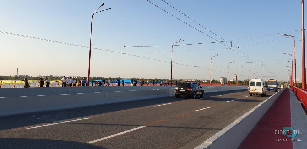 В Днепре на Новом мосту развернули огромный флаг Украины - рис. 1