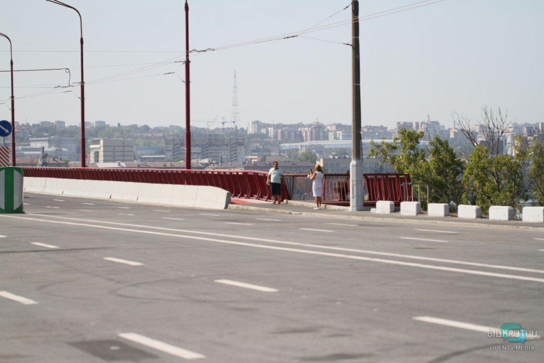На Новом мосту в Днепре установили «кресло мэра» - рис. 2
